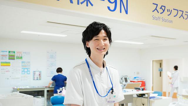 病棟で患者の回復を支援。スタッフのまとめ役となるリーダー業務も始まっている。