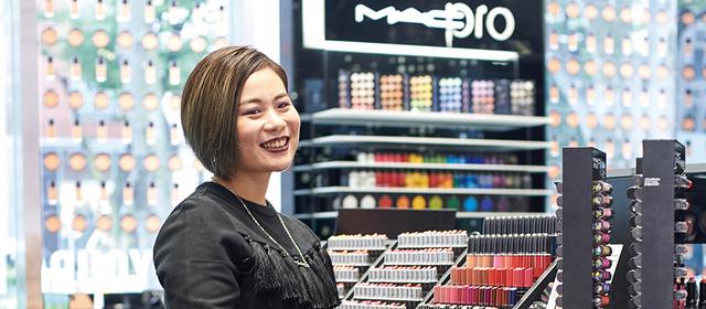 メイクアップアーティストから店舗づくりのスペシャリストへ異例の大抜擢