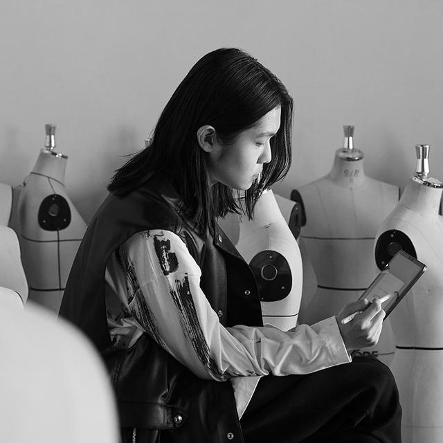 東京モード学園ファッションデザイン教科書・道具一式 ニコン、ブックリスタとの産学連携：最先端アバター登場のショー