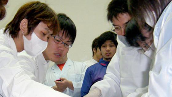 人体解剖の見学も実施「解剖学」