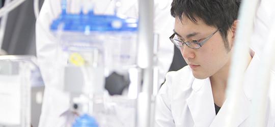 工学系大学出身者や看護師など様々なキャリアの学生が学ぶ