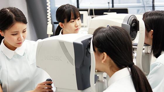 多様な検査・矯正機器での「視機能検査学実習」