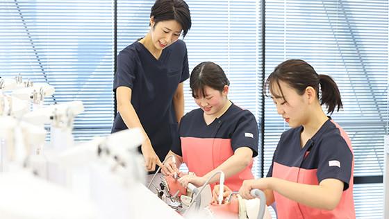 実際の現場の機器を使って学ぶ「歯科診療補助論」