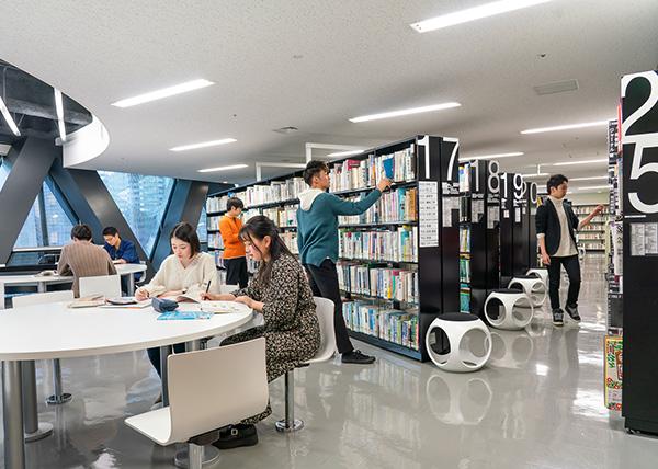 図書館（83,000冊蔵書）