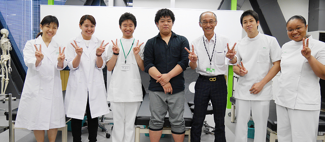 現役鍼灸師として活躍する卒業生が来校！1期生による少人数での指導