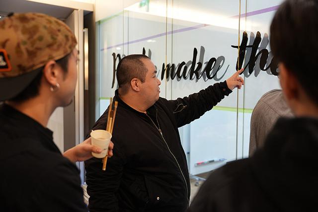 グラフィック学科の学生が、LVMH House（ラーニングセンター）にウォールアートを作成