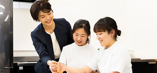 現場で必要となる実践的な 「実技授業」を多く展開