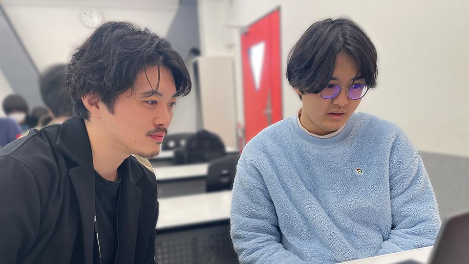 松本先生(左)：新規サービス提案の授業。ひとり1人に丁寧に向き合っていきます