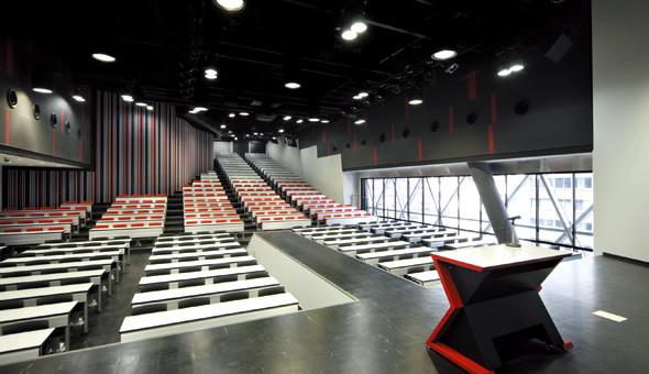 マルチホール（400人収容）