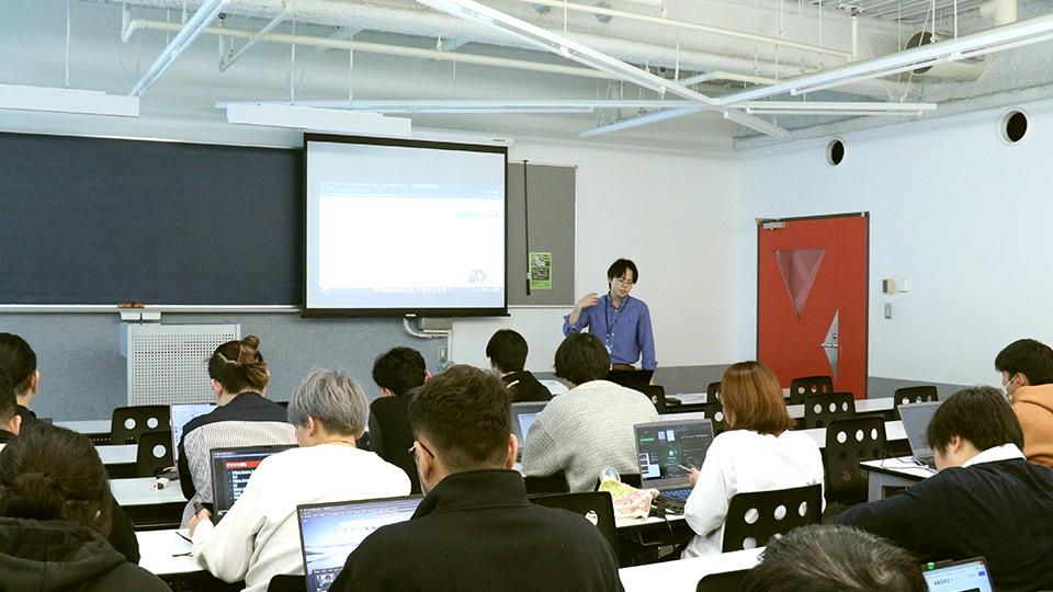 堂前先生：国家資格取得対策の授業中。解説にも熱が入ります