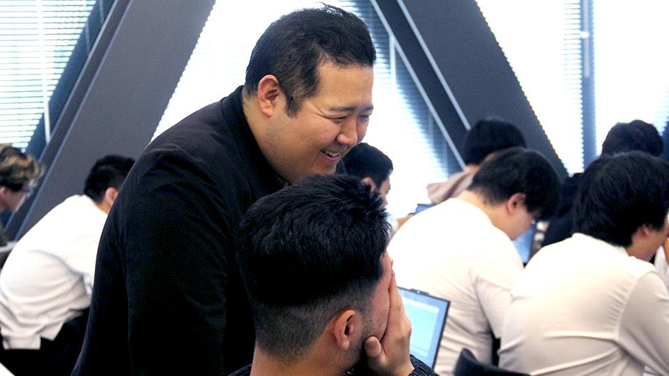 齋藤先生：授業中の様子。学生に時に厳しく温かく、声をかけていきます