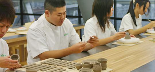 充実の設備環境での「治療学技法(陶芸)」