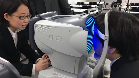 最初の医療機器に触れる「見学実習」