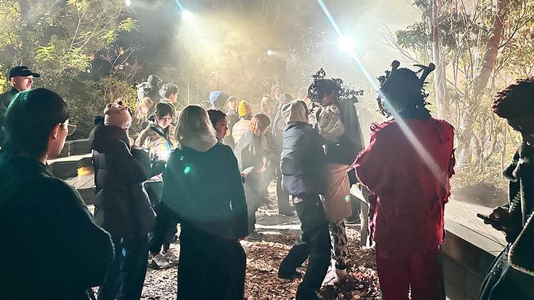 パリ、国立劇場、代々木体育館、原宿・・・ 　注目を集めた卒業生ブランドのショー。学生たちもサポート。