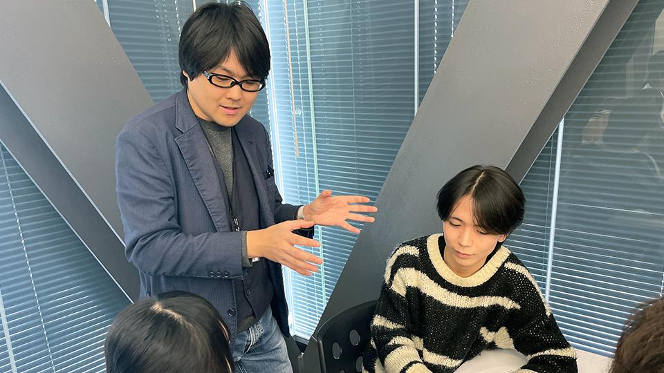 花山先生：チーム制作の指導。企画を立てる上での考え方から伝えていきます