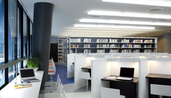 図書館（43,700冊蔵書）