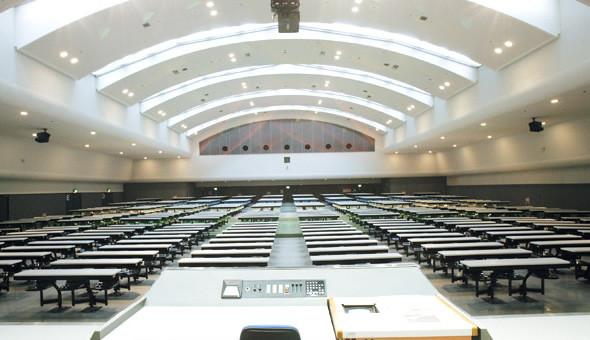 マルチホール（860人収容)