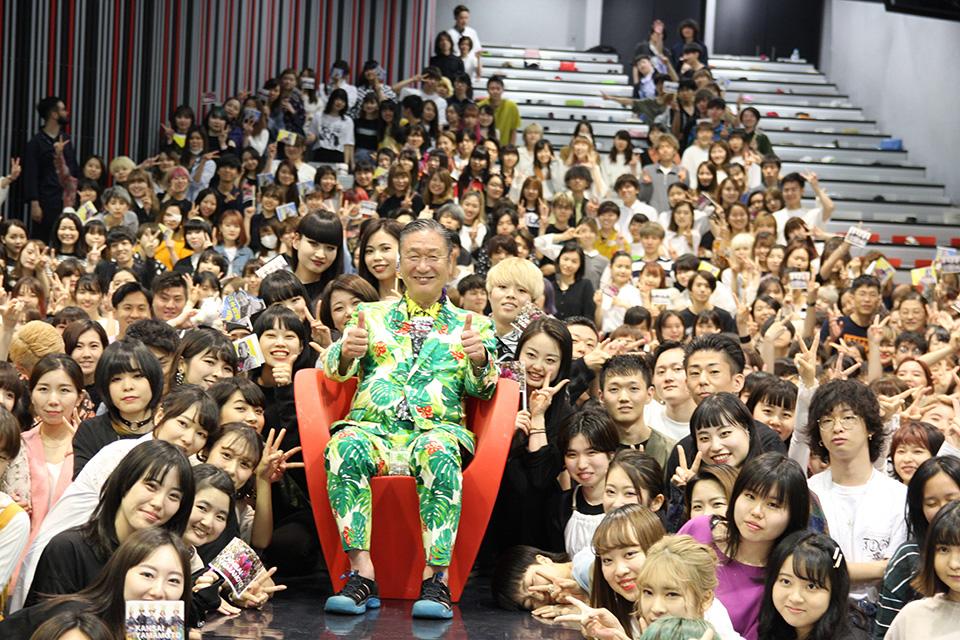 バルコニー　ジョイントタイル　94枚　山本寛斎　人間讃歌　② 国内外で数々のイベントをプロデュースし、観客総動員数は360万人以上